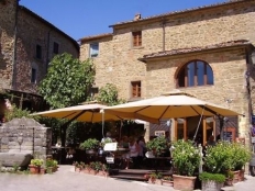 Le Bar-Ucci, restaurant et bar à vins, situé à Volpaia, au cœur du Chianti